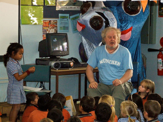 Author and storyteller Harald Juengst, telling some Australian kids humorous Donegal stories from his double CD Audiobook "My Green Heartbeat"