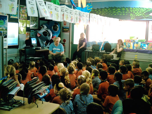 Author and storyteller Harald Juengst, telling some Australian kids humorous Donegal stories from his double CD Audiobook "My Green Heartbeat"