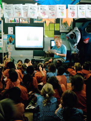 Author and storyteller Harald Juengst, telling some Australian kids humorous Donegal stories from his double CD Audiobook "My Green Heartbeat"