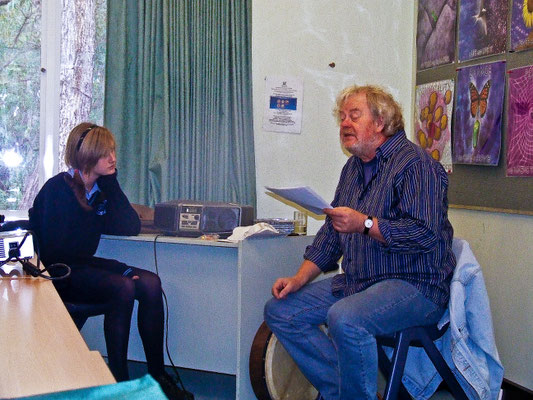 Author and storyteller Harald Juengst, telling some Australian kids humorous Donegal stories from his double CD Audiobook "My Green Heartbeat"