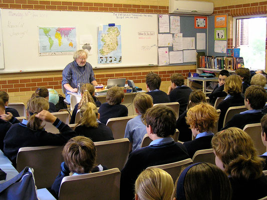 Author and storyteller Harald Juengst, telling some Australian kids humorous Donegal stories from his double CD Audiobook "My Green Heartbeat"