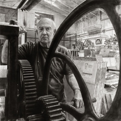 "Retrato de Víctor Galán en su taller de grabado / Portrait of Víctor Galán in his engraving studio". Grafito sobre tabla / Graphite on board. 2021. 80x80 cm.  Mención de Honor en el concurso internacional ModPortrait 2021. Artelibre/MEAM.