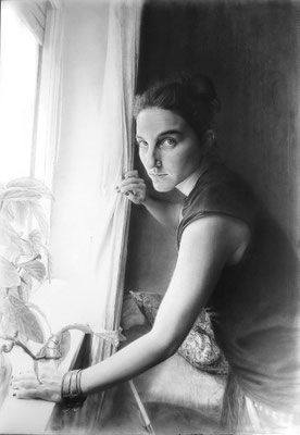 "Alba junto a la ventana / Alba at the window" Grafito sobre papel / Graphite on paper. 2013. 100x70 cm.