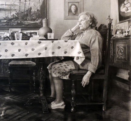 "La sobremesa. Retrato de mi madre". (Fragmento / Detail). Grafito sobre tabla / Graphite on board. 2017. 114 x 146 cm. Colección del MEAM (Museo Europeo de Arte Moderno).