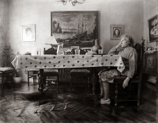 "La sobremesa. Retrato de mi madre". Grafito sobre tabla / Graphite on board. 2017. 114 x 146 cm. Mención de Honor en el 9º concurso internacional FIGURATIVAS 17. Colección del MEAM (Museo Europeo de Arte Moderno).