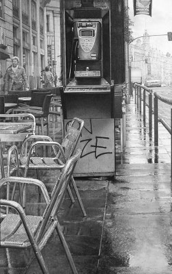 "Cabina de teléfono / Telephone Box" (fragmento / detail) Grafito sobre papel / Graphite on paper. 2011. 100x40 cm. Colección particular.