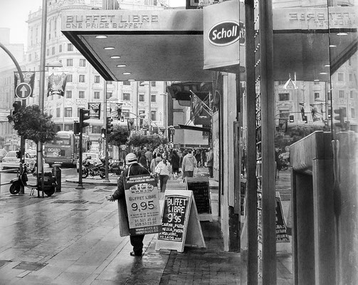 "Buffet Libre en la Gran Vía / One Price Buffet at Gran Vía" (fragmento / detail). Grafito sobre papel / Graphite on paper. 2012-2013. 100x50 cm. Colección particular.