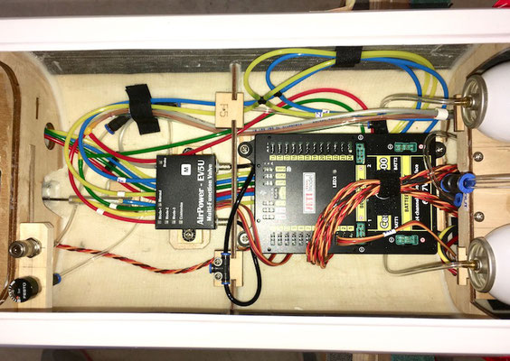 Kompletter RC-Rumpfausbau (Detail Pneumatikventil-/Jeti Central Box 400)