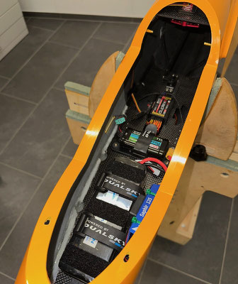 Rumpf, RC-und Akkueinbaubrett "Erstellt-/Montiert"