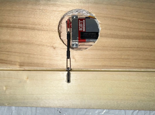 Tragfächen, Querruder-Servo mit Halter und Anlenkung "Montiert"