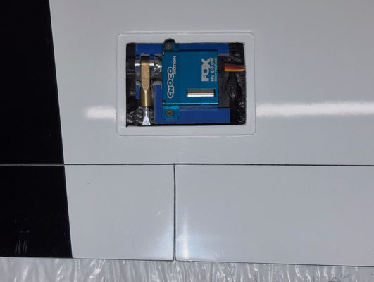Tragflächen, Querruder-Servo mit Halter und Anlenkung "Montiert"