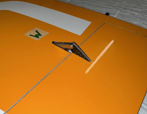 Tragflächen, Wölbklappen-Servo mit Halterung und Anlenkung "Montiert"