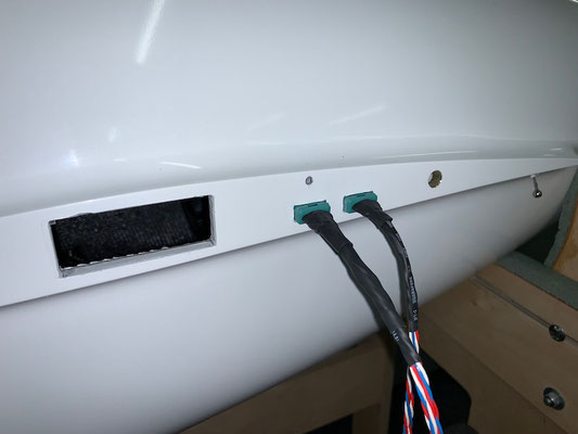 Rumpf, RC-/Licht Steckerverbindung zu den Tragflächen "Montiert"