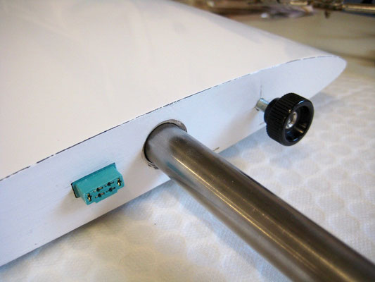 Tragflächenarretierung-/RC-MPX-Stecker "Montiert"