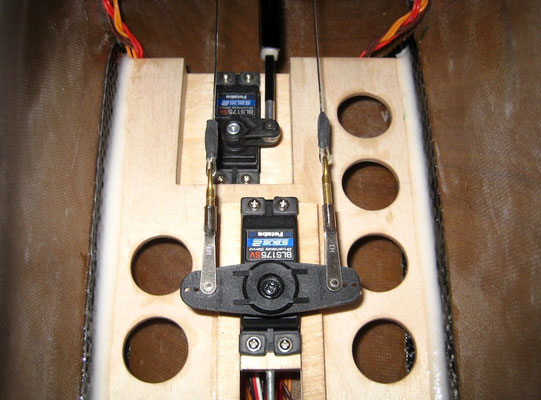 Detail Halter für Höhen-/Seitenruderservo "Montiert"