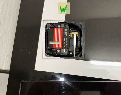 Tragflächen, Wölbklappen-Servo mit Halterung und Anlenkung "Montiert"