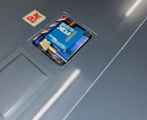Tragflächen, Bremsklappen-Servo mit LDS-Pro-Halter und Anlenkung "Montiert"