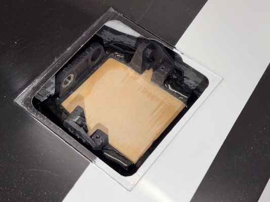 Tragflächen, Wölbklappen-Servo mit Halterung und Anlenkung "Montiert"