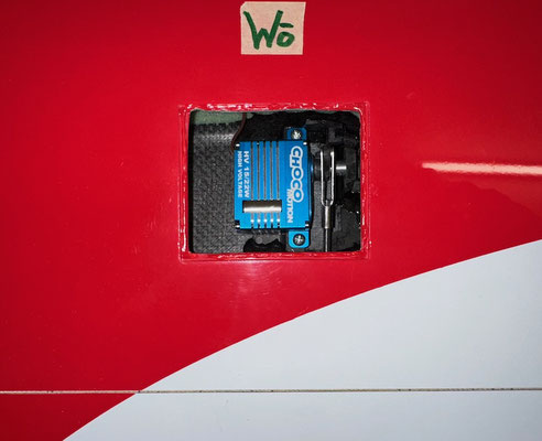 Tragflächen, Wölbklappen-Servo mit Halterung und Anlenkung "Montiert"