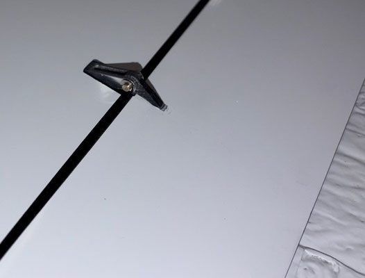 Tragflächen, Wölb-/Bremsklappen-Servo mit Halter und Anlenkung "Montiert"