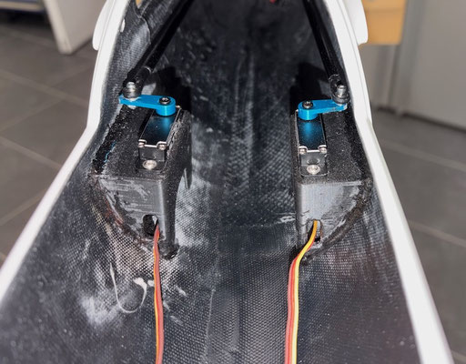 Rumpf, Seiten-/Höhenruder-Servo mit Halter und Anlenkung "Montiert"