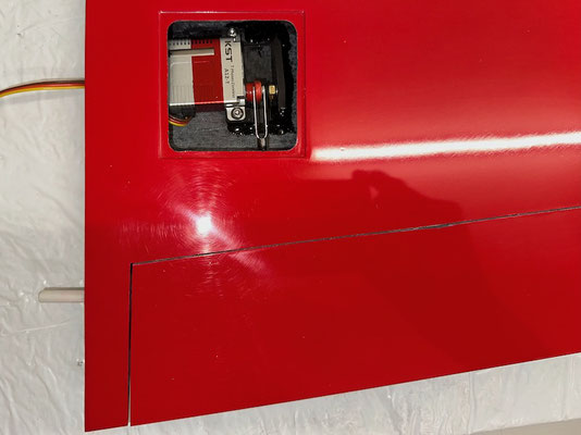 Tragflächen, Wölbklappen-Servo mit Halterung und Anlenkung "Montiert"