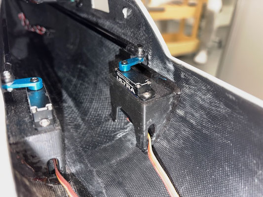Rumpf, Seitenruder-Servo mit Halter und Anlenkung "Montiert"