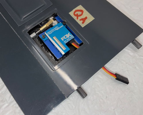 Aussentragflächen, Querruder-Servo mit LDS-Pro-Halter und Anlenkung "Montiert"