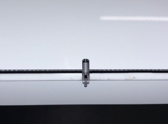 Tragflächen, Bremsklappen-Servo mit Halter und Anlenkung "Montiert"