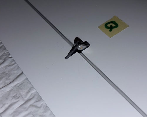 Tragflächen, Querruder-Servo mit Halter und Anlenkung "Montiert"