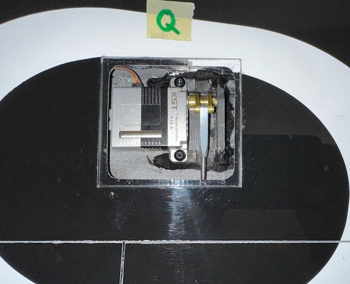 Tragflächen, Querruder-Servo mit Halterung und Anlenkung "Montiert"