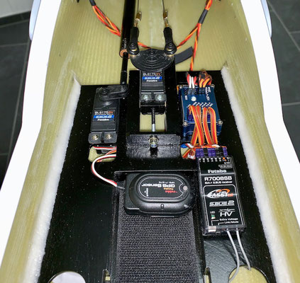 Rumpf, RC-Einbaubrett "RX-/3-Achs Gyro-/GPS Sensor montiert"