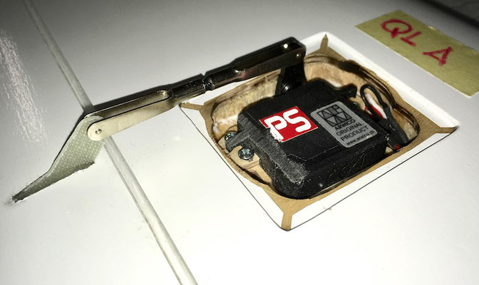 Querruder Aussen, Servo-/Halter-/Anlenkung-/Ruderhorn "Montiert"