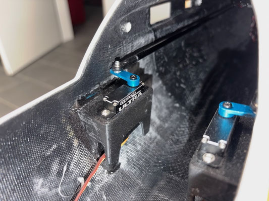 Rumpf, Höhenruder-Servo mit Halter und Anlenkung "Montiert"