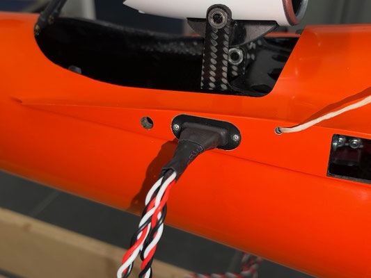 Rumpf-Vorderteil, MPX-Steckerverbindung (Kabelbaum) zu den Tragflächen "Montiert"