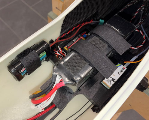 Rumpf, Akku-/RC-Halterung und Pufferakku mit Halterung "Montiert"