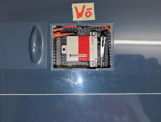 Tragflächen, Wölbklappen-Servo mit Halter und Anlenkung "Montiert"