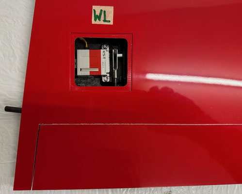 Tragflächen, Wölbklappen-Servo mit Halter und Anlenkung "Montiert"