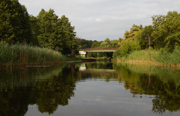 Templiner Kanal mit Ziegeleibrücke vor unserem Grundstück.