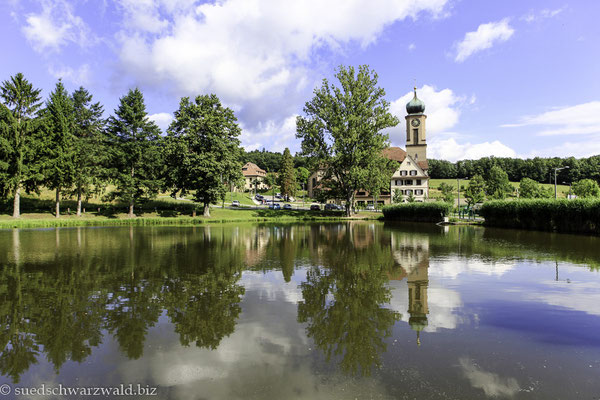 Blick über den Klosterweiher der Wallfahrtskirche von Thierenbach