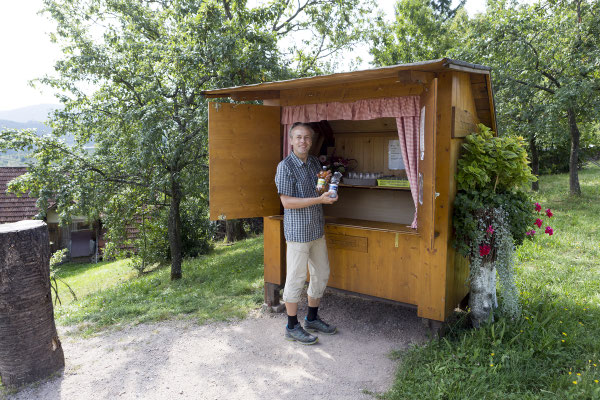 Gut gefüllte Getränkestation am Brennersteig bei Oberkirch