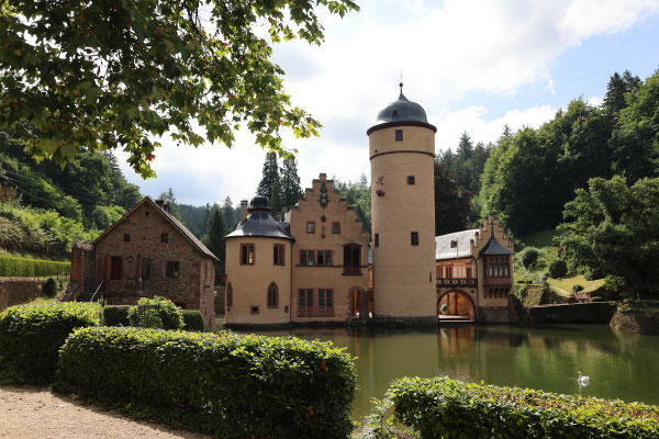 Das Schloss Mespelbrunn ist durch das Wirtshaus im Spessart bekannt.