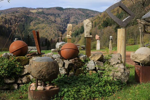 Skulpturen von Martin Wiese vor dem Schauinsland