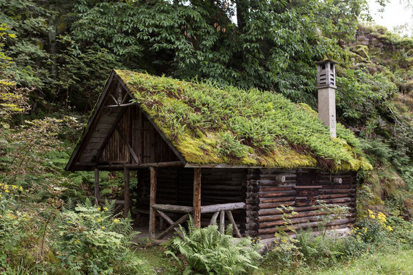 mit Farn bewachsene Hütte nahe dem Lautenfelsen