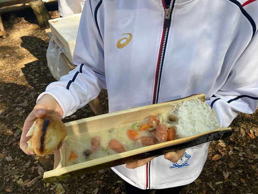 青竹の器で炊いたご飯とシチュー【前田さん撮影】