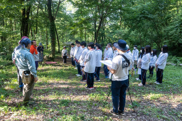 閉会式　竹内先生の話を聞く