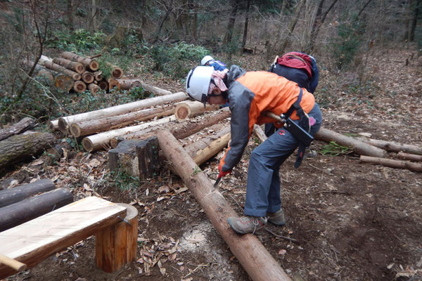 山道の階段整備のための杭と横木を作る