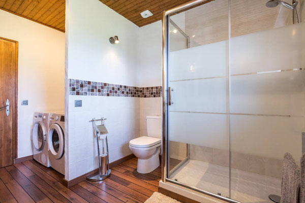 Appartement à louer à Megève - La salle de bains 2 - lave-linge et sèche-linge