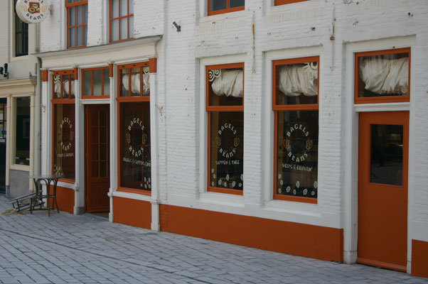 bagels and beans raambelettering raamreclame raambestickering melkglasbelettering melkglasreclame