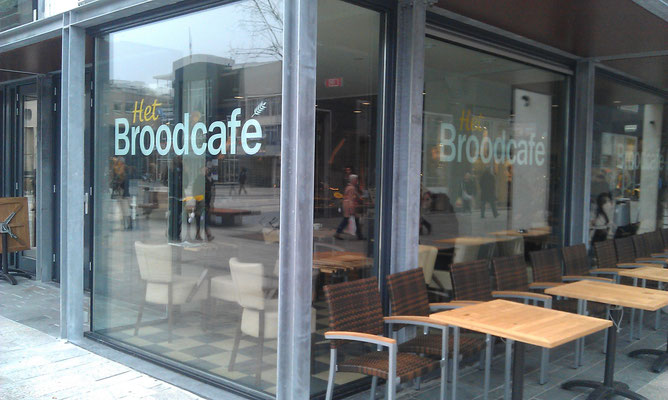 het broodcafe raambelettering raamreclame raambestickering melkglasbelettering melkglasreclame